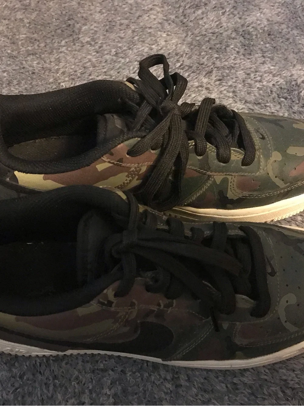 NIKE AIR FORCE 1 LV8 CAMOUFLAGE LOW TOP SNEAKERS WITH WHITE BOTTOM US SIZE 6.5 Y